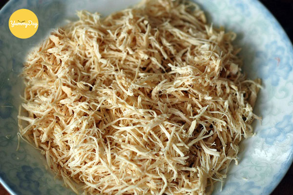 Xay nhuyễn hoặc thái sợi tuỷ vào độ tuổi của bé