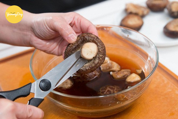 Sơ chế nấm hương