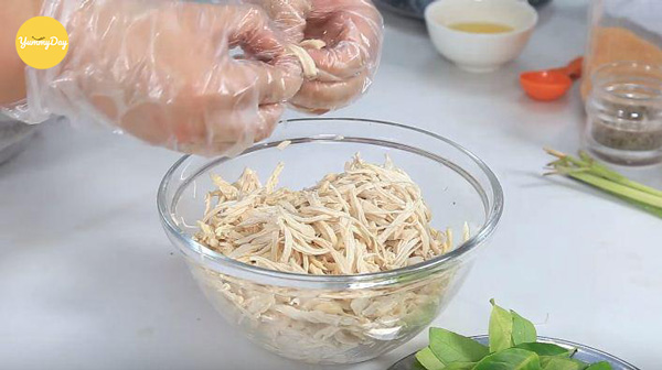 Thịt gà tiến hành xé sợi