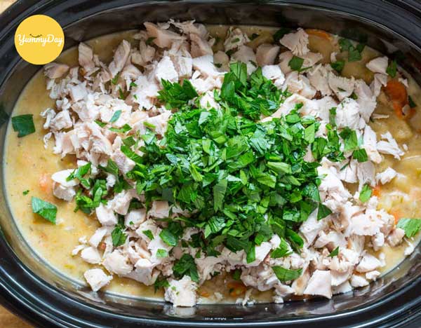 Cho thịt gà xé vào sau cùng