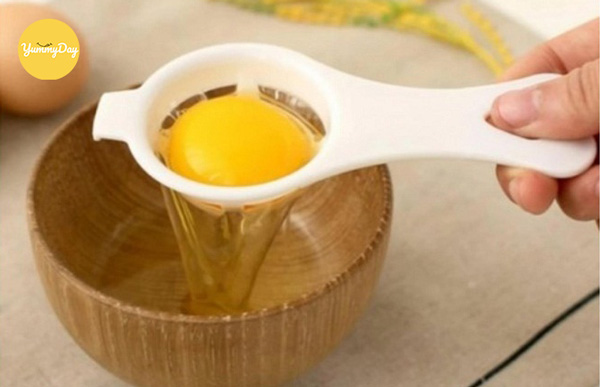 Trứng gà tách lấy lòng trắng