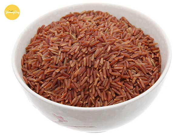 Dùng gạo lứt giã nát để nấu cháo cho bé dễ ăn hơn