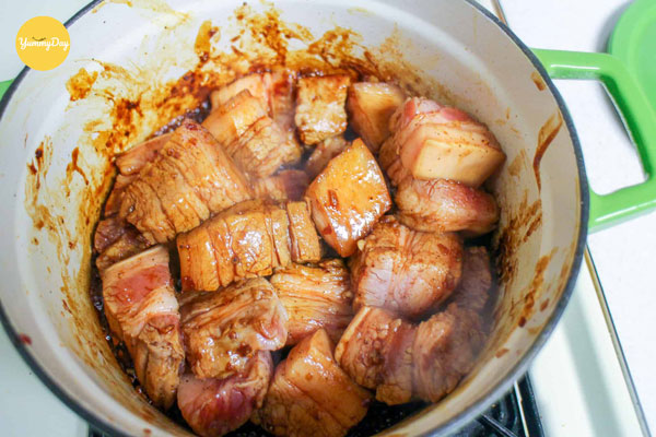 Thịt heo kho tàu đến khi nước sệt lại thơm ngon
