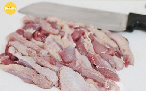 Chặt vịt thành từng miếng vừa ăn