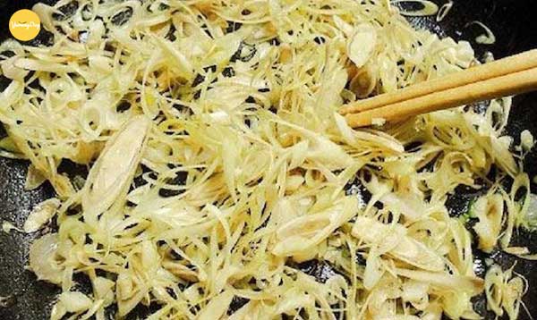 Cho sả vào rồi xào đến khi ngả vàng và dậy mùi thơm
