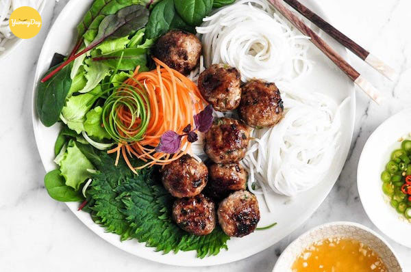 Ăn kèm với rau thơm để gia tăng hương vị