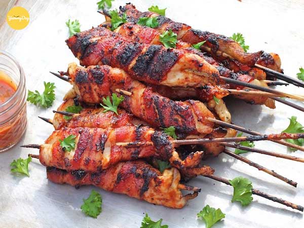 Món thịt ba chỉ nướng sa tế thơm ngon trên đĩa