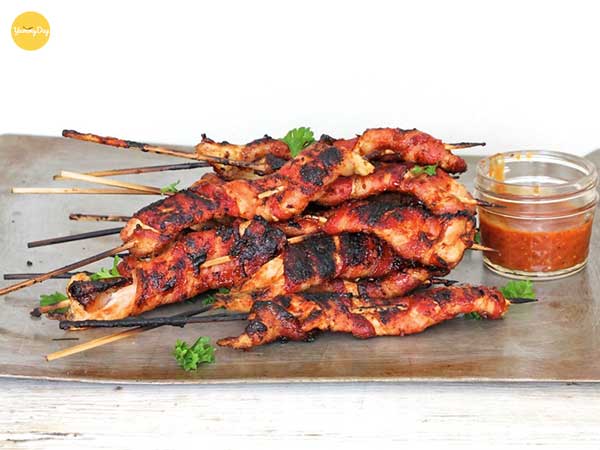 Món thịt ba chỉ nướng sa tế thơm ngon trên đĩa