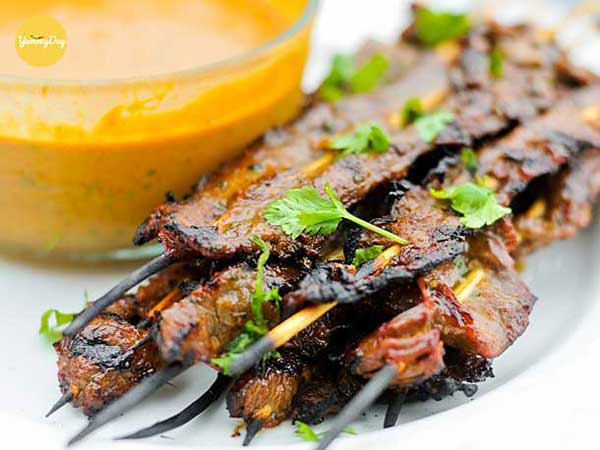 Khi nướng cần chú ý lập miếng bò thường xuyên để không bị