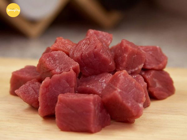 Thái thịt dê thành khối vuông