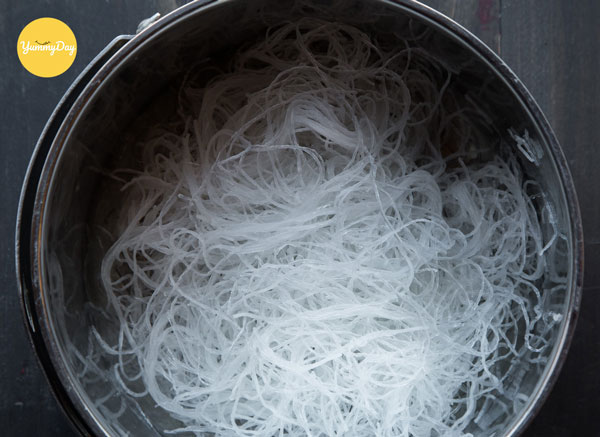 Miến ngâm trong nước ấm để nở ra