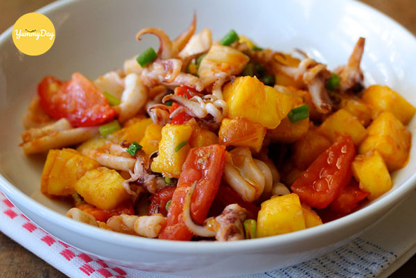 Mực xào chua ngọt với dứa thu hút ánh nhìn