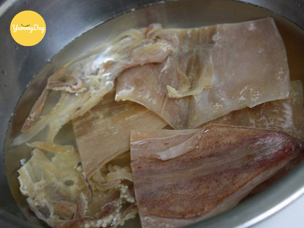 Mực đem đi ngâm nước cho mềm