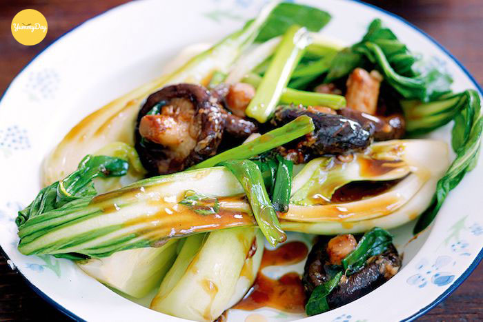 Thành phẩm cải thìa xào nấm đông cô ngon