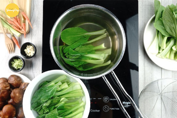 Chần sơ cải thìa