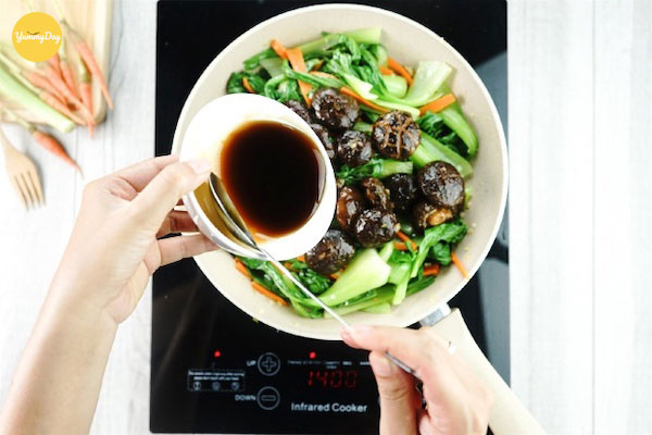Trút phần sốt gia vị vào