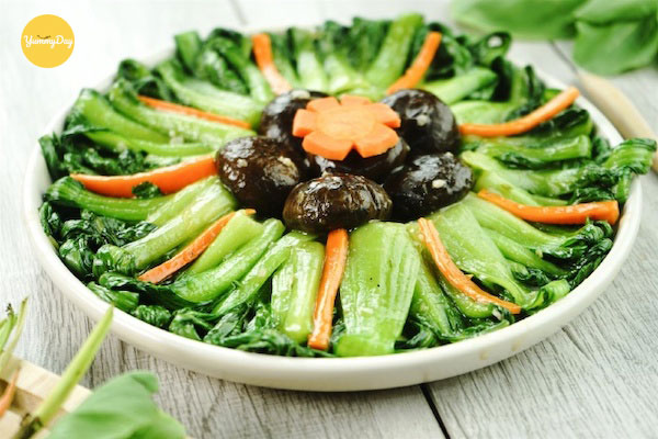 Bắt tay vào làm cải thìa xào nấm đông cô thôi nào!