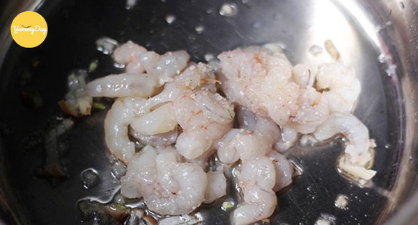 Phi hành tỏi thơm lừng rồi cho tôm vào xào