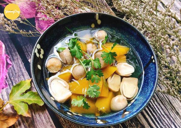 Thưởng thức món canh bí đỏ nấu nấm siêu thanh mát