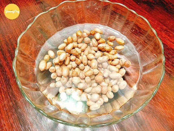 Rửa sạch đậu phộng với nước