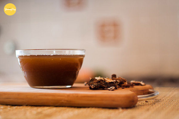 Me dằm nát và ngâm trong nước ấm