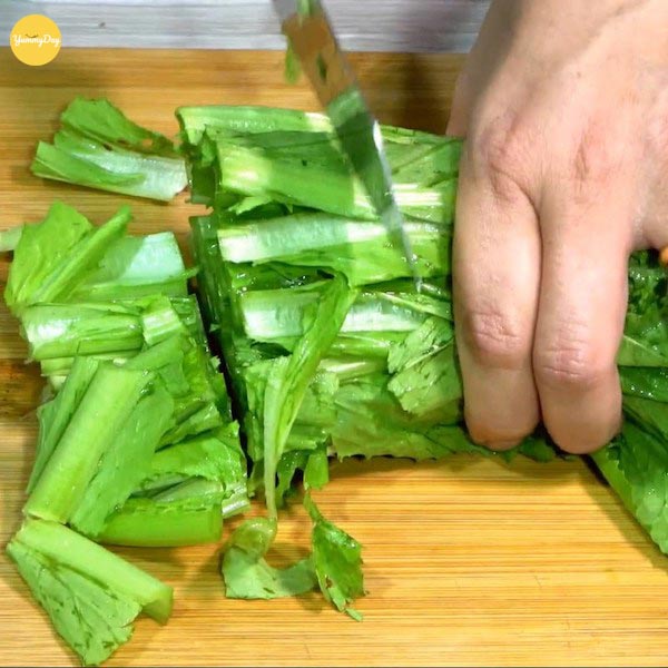 Xắt rau cải thành khúc nhỏ