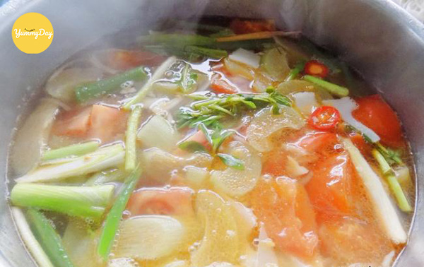 Cho cá hồi vào và nấu sôi tiếp