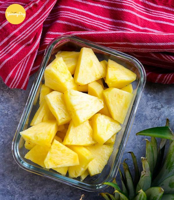 Cắt khóm thành miếng vừa ăn