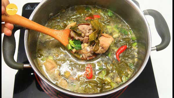 Nấu canh gà lá giang đơn giản
