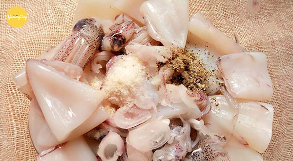 Mực được ướp thấm gia vị