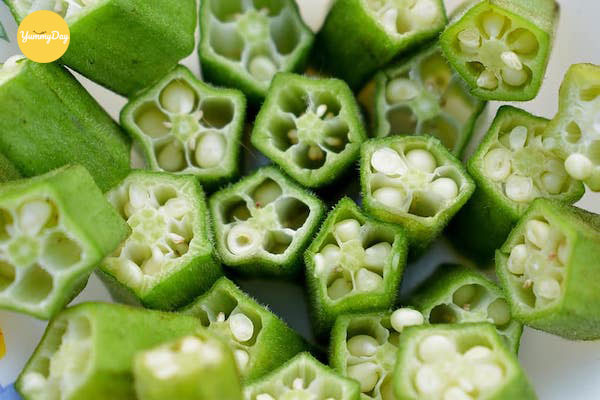 Đậu bắp thái xéo hoặc thái khoanh tuỳ sở thích của bạn nhé!!