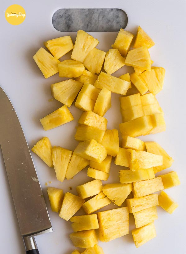 Cắt dứa thành từng lát