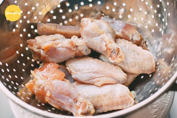 Chặt cánh gà thành từng khúc hoặc giữ nguyên