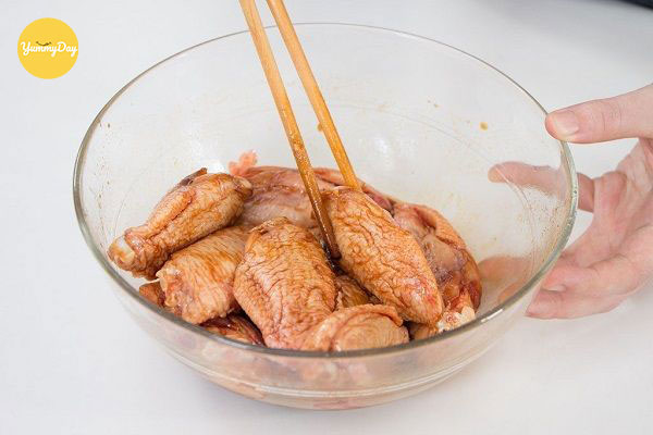 Ướp gia vị cho cánh gà