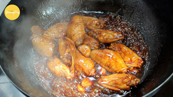 Chiên cánh gà cho chín vàng đều hai mặt