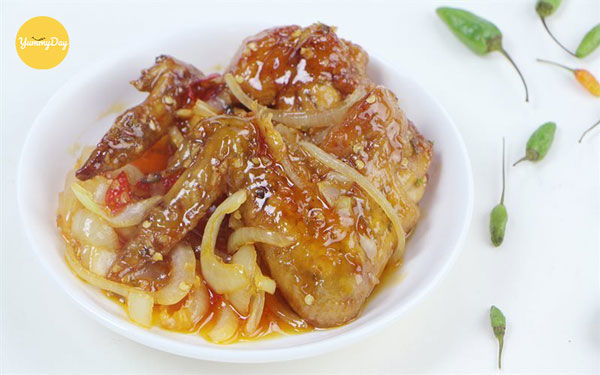 Không nỡ chối từ cánh gà rim nước mắm hành tây