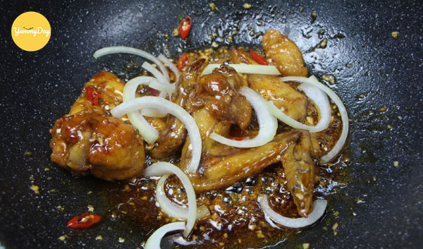 Cho hành tây vào tăng thêm hương vị cho món ăn