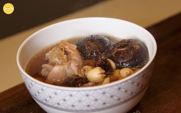 Món canh gà hầm hạt sen thanh đạm