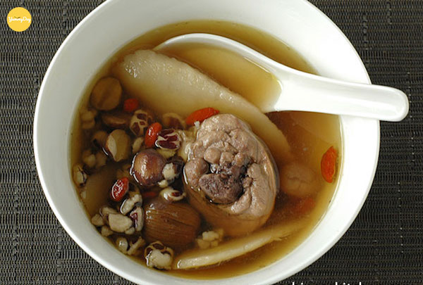 Canh gà hầm hạt sen vừa ngon, vừa bổ