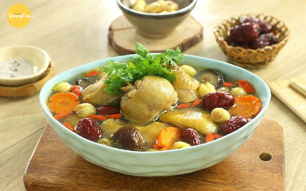 Gà hầm hạt sen nhìn là đã muốn ăn