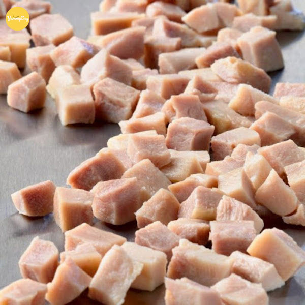 Thái thịt gà thành miếng nhỏ vừa ăn