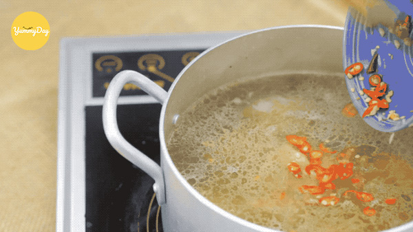 Cho nước lọc vào và đun sôi