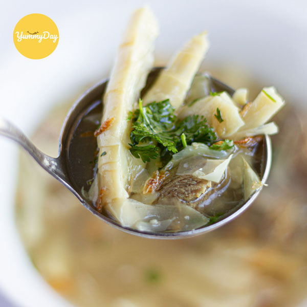 Thưởng thức món canh gà nấu măng 