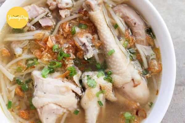 Thực hiện món canh gà nấu măng rau củ