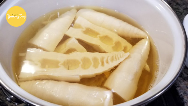 Luộc măng trước khi sơ chế