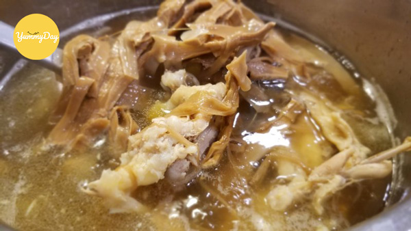 Canh gà nấu măng bạn có thể dùng chung bánh mì
