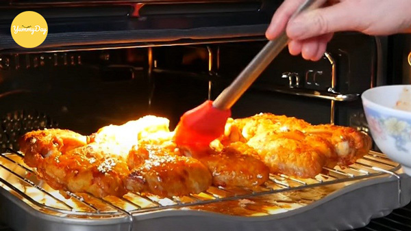 Lặp lại việc quết nước sốt lên mặt cánh gà trong lúc nướng