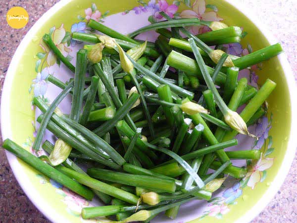 Hẹ đem cắt khúc và rửa sạch