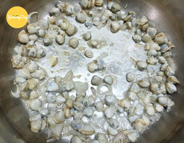 Cho hến vào xào sơ