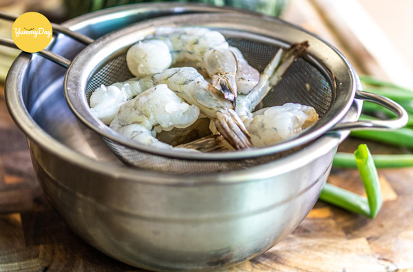 Sơ chế tôm thẻ sạch sẽ